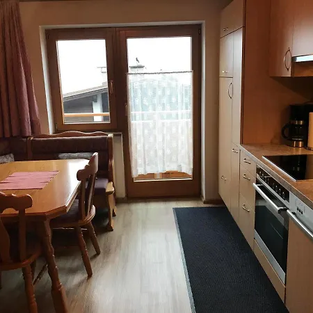 Anja フューゲン